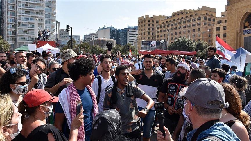 بيروت.. محتجون يحاولون اقتحام مبنى وزارة الاقتصاد