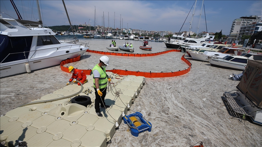 In massive cleanup, Turkey begins clearing mucilage from Sea of Marmara