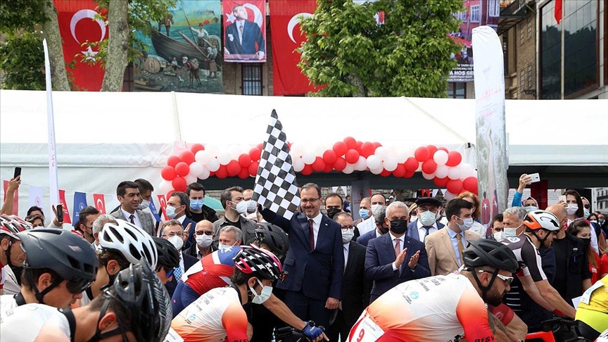Gençlik ve Spor Bakanı Kasapoğlu, İstiklal Yolu Bisiklet Yarışı'nı başlattı