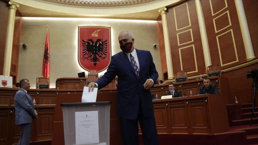 El Parlamento de Albania destituyó al presidente Ilir Meta