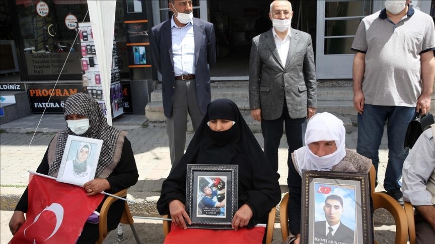 Li Mûşê malbatên ku zarokên wan revandine çiyê li ber avahiya HDPyê çalakiya rûniştinê kirin
