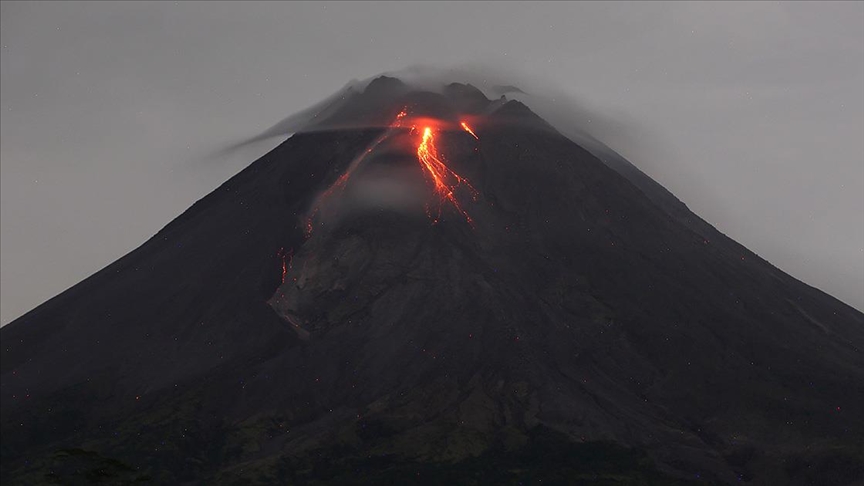 Endonezya'da Merapi Yanardağı'nda volkanik hareketlilik yaşandı