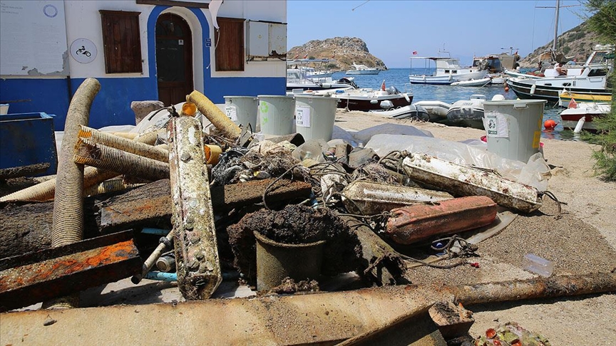 Bodrum'da dalgıçların yaptığı deniz dibi temizliğinde bir ton atık toplandı