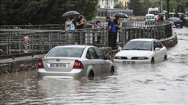 Başkentte yaz sağanağı sele neden oldu