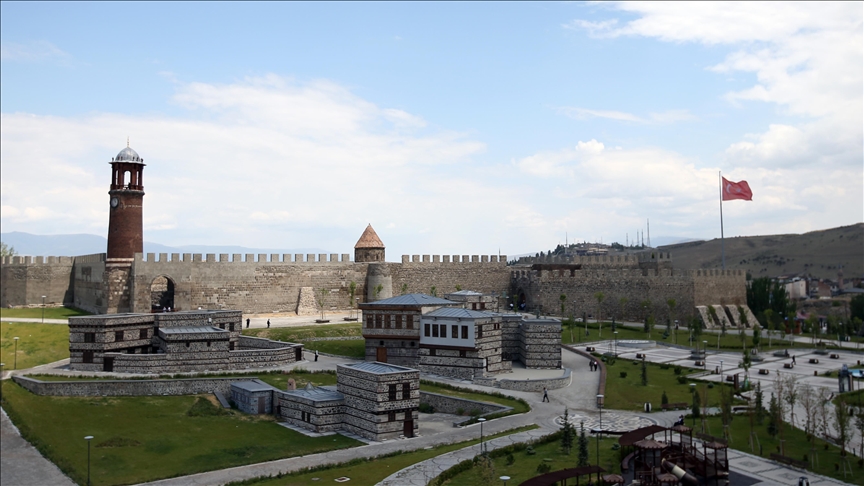 Tarih kokan Erzurum'un asırlık yapıları millet bahçesiyle gün yüzüne çıkıyor
