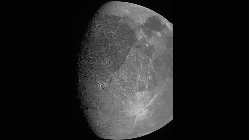 Wesayîta keşfê ya Jupîterê ya bi navê Juno ya NASAyê dîmenên peyka Ganymedeyê kişand