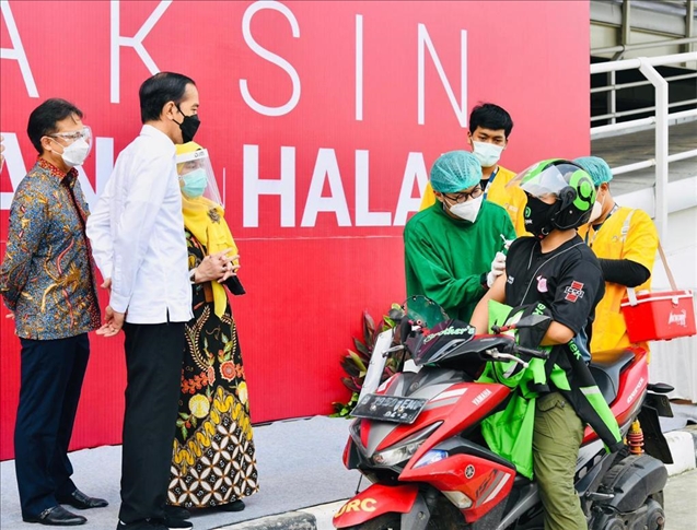 Presiden Jokowi tinjau vaksinasi massal di Kampung Rambutan dan Tanjung Priok