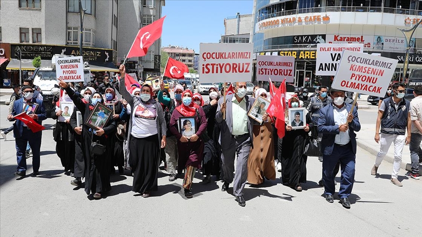 Vanlı aileler çocuklarına kavuşmak için HDP İl Başkanlığı önünde eylem yaptı