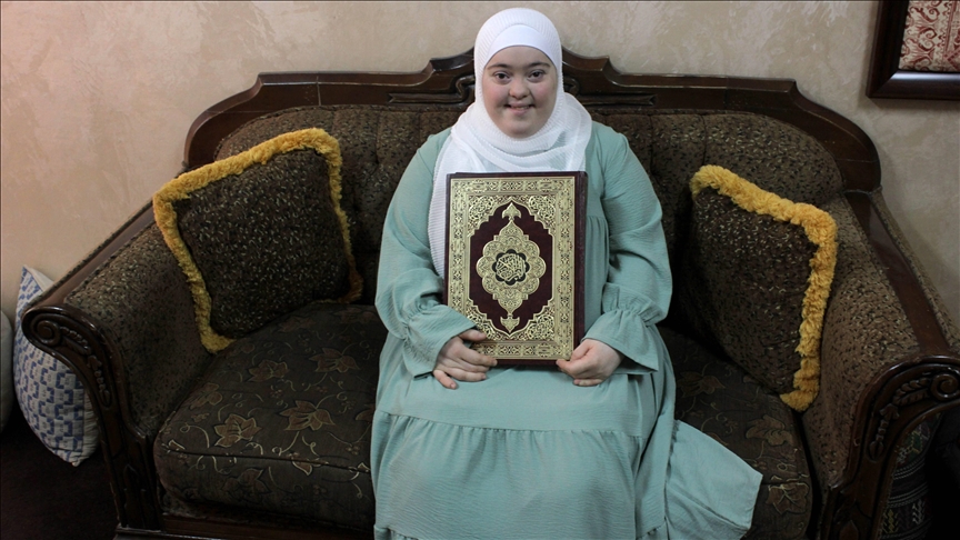 الأردنية "روان الدويك".. تحدت "متلازمة داون" فحفظت القرآن كاملا (قصة إنسانية)