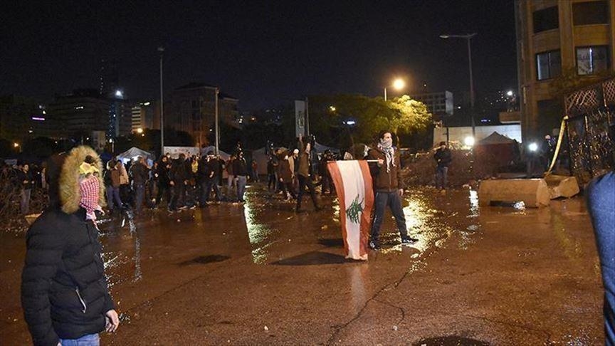لبنان.. محتجون يقطعون طرقا رئيسية تنديدا بالانهيار الاقتصادي