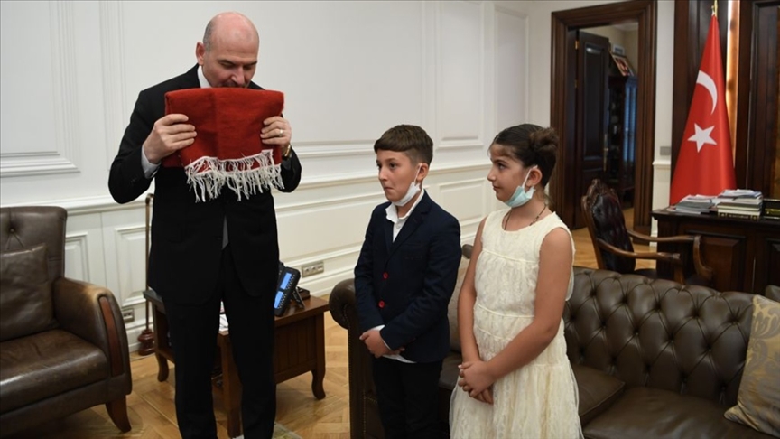 İçişleri Bakanı Soylu, Batman'da duvara asılı Türk bayrağını öpen çocukları ağırladı
