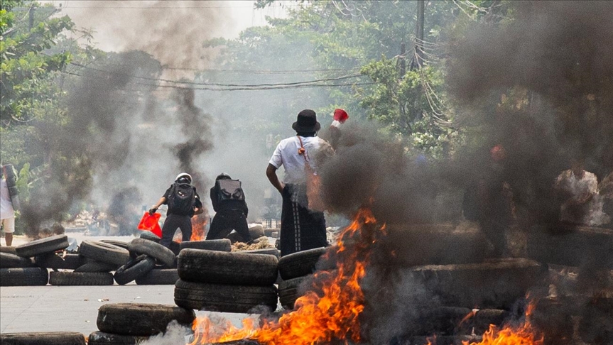Myanmar'da ordunun darbe karşıtlarına silahlı müdahalesinde ölenlerin sayısı 860'a çıktı