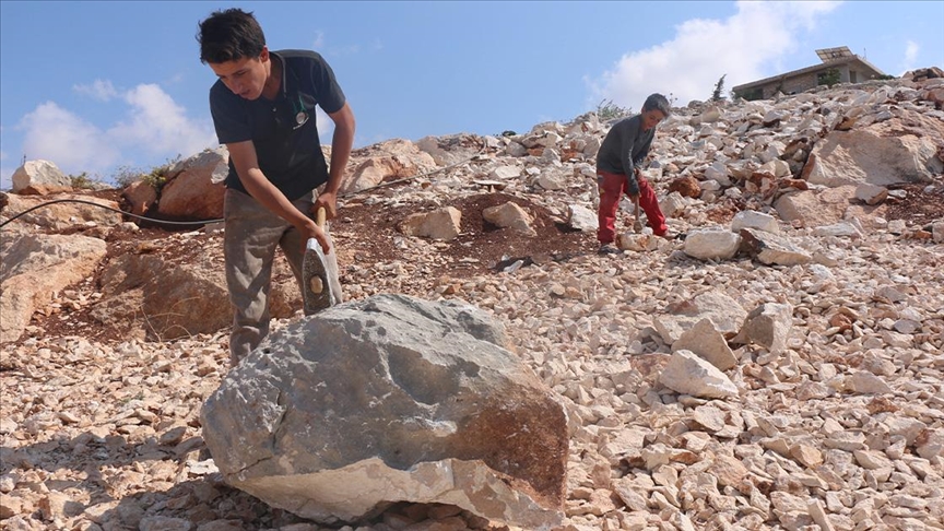 بأعوامه العشرة.. طفل سوري يعيل أسرته من تكسير الحجر