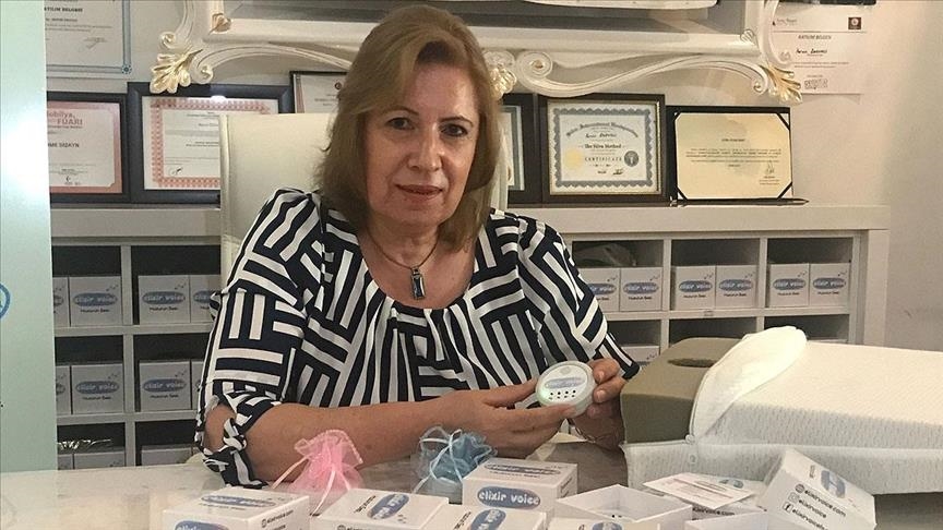 Sipërmarrësja turke dizajnon jastëk special për foshnjat