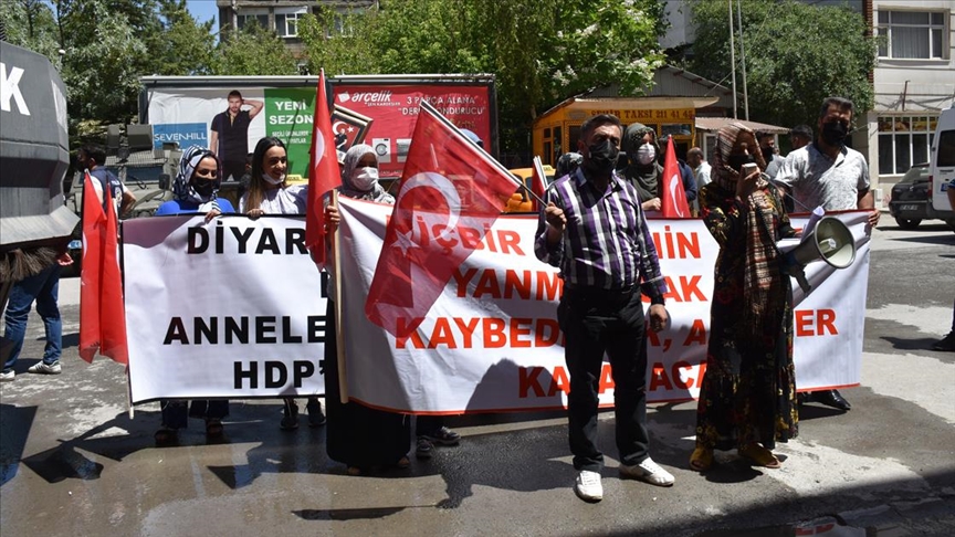 Hakkari'de terör mağduru aileler HDP İl Başkanlığı önünde eylem yaptı