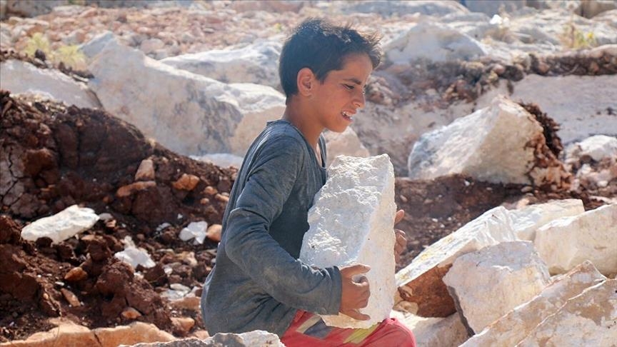 Sirijski dječak Ibrahim radi u kamenolomu kako bi pomogao prehraniti porodicu
