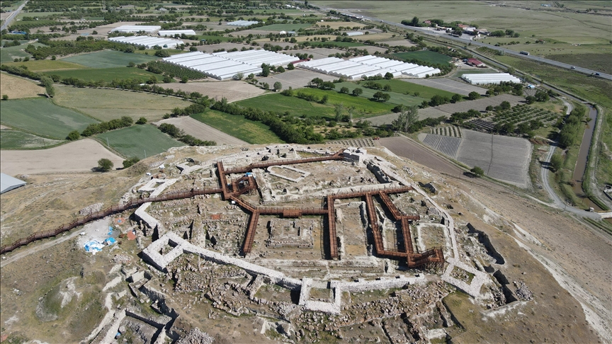 تركيا.. قلعة "آلتين تبه" تكتسي بحلة جديدة بعد 2900 عام (تقرير)
