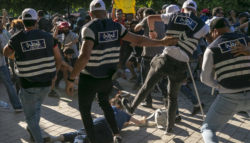 تونس.. اشتباكات بين الأمن ومحتجين وسط العاصمة 