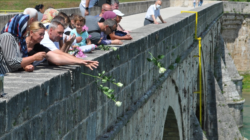 Sjećanje na 3.000 ubijenih civila Višegrada: Sa ćuprije Mehmed – paše Sokolovića u Drinu spuštene ruže