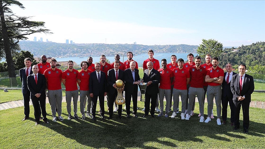 Cumhurbaşkanı Erdoğan, Anadolu Efes Kulübünün yönetici, teknik heyet ve sporcularını kabul etti