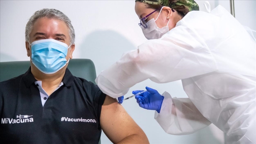 Presidente de Colombia se vacunó contra la COVID-19