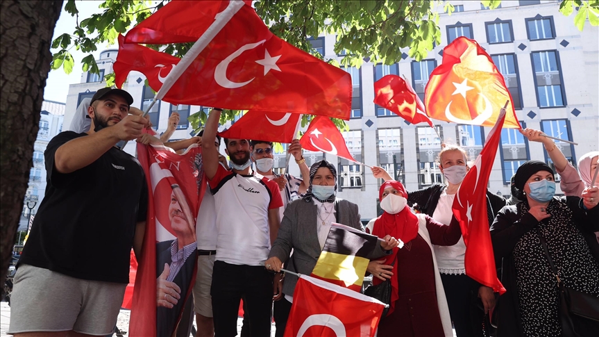 أتراك وفلسطينيون يستقبلون أردوغان أمام مقر إقامته في بلجيكا