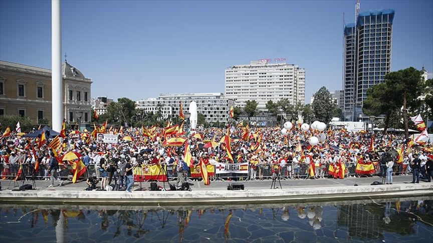 Cientos de españoles salieron a protestar por los indultos a independentistas de Cataluña