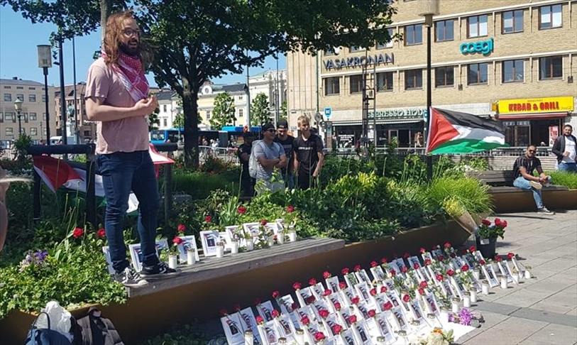 Activistas exponen en una calle de Suecia fotografías de niños palestinos muertos en ataques de Israel