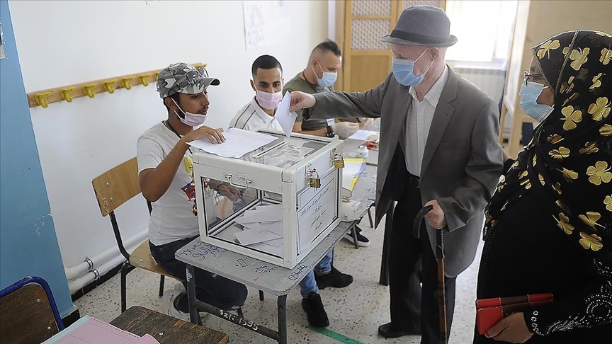 Cezayir'deki seçimde 24 milyondan fazla kayıtlı seçmenden yüzde 30,2'si oy kullandı