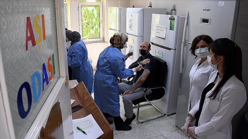 Türkiye'de bugün Kovid-19 aşısı için 750 bin randevu alındı