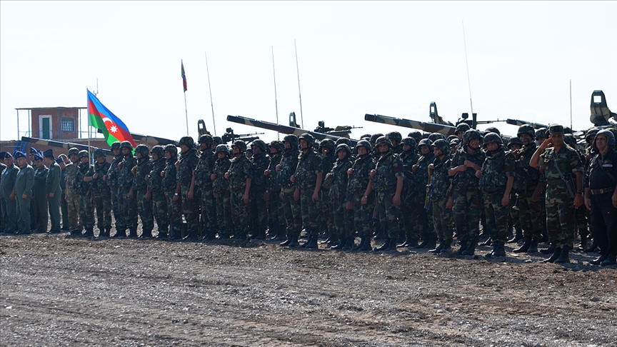 Azerbaycan ordusu Karabağ'daki savaşta 2 bin 904 şehit verdi