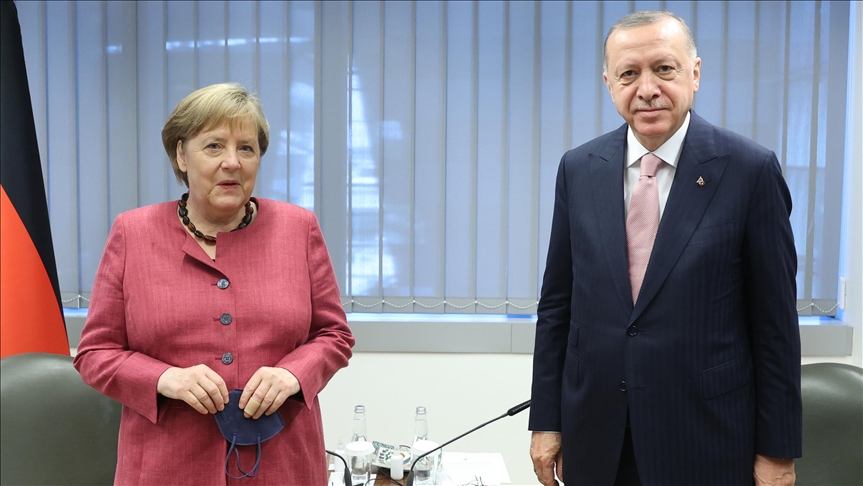 Erdogan se na marginama NATO samita sastao s Merkel