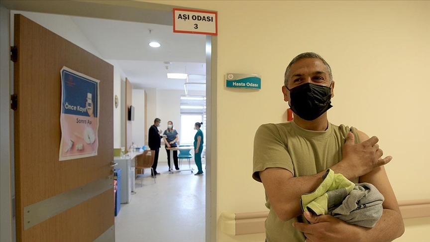 İşçi ve memurların Kovid-19'a karşı aşılanmasına başlandı