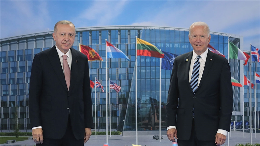 Cumhurbaşkanı Erdoğan NATO Zirvesi'nde liderlere 'Türkiye'nin Terörizmle Mücadelesi' kitabını takdim etti