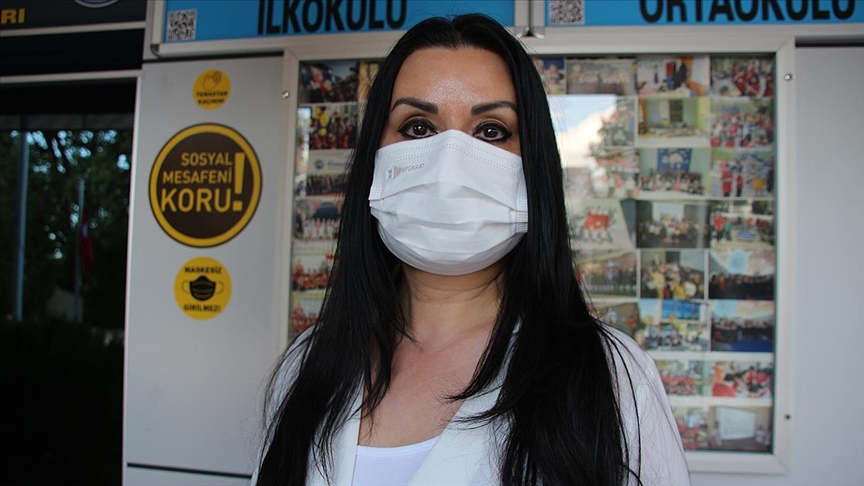 Sınıf öğretmeni, hazırladığı projeyle öğrencilere Kovid-19'dan korunmayı öğretiyor