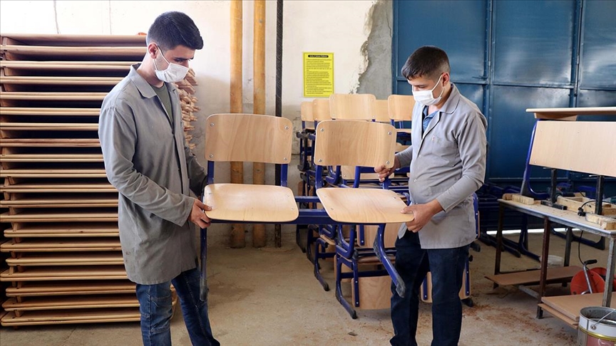 Öğrenciler depremde yeniden inşa edilen okullar için fabrika gibi üretim yapıyor