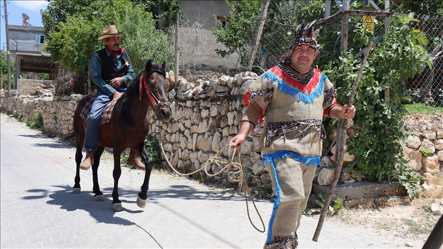 Mereqa "Rojavaya Wehşî" ya kovboyê Adiyemanî jê ra bû deriyê nan