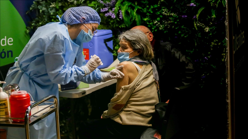 Colombia empieza a vacunar contra el coronavirus a los mayores de 45 años sin agendamiento