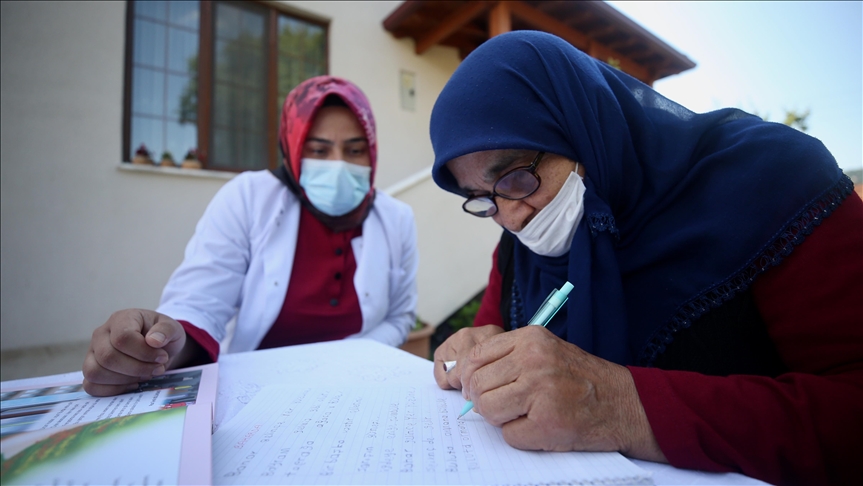 Fedakar öğretmenler eğitimi salgın sürecinde evlerinde kalan "teyzelerin" ayağına götürdü