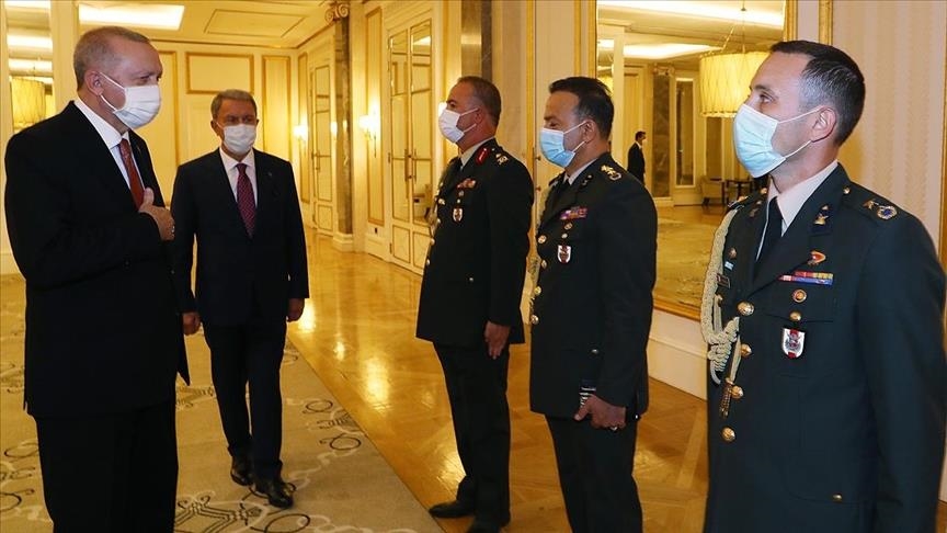 الرئيس أردوغان يلتقي عسكريين أتراكا في أذربيجان