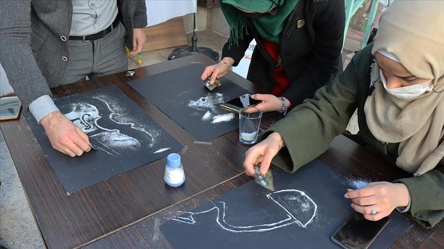 Artisti sirian bën piktura me kripë dhe bojëra uji