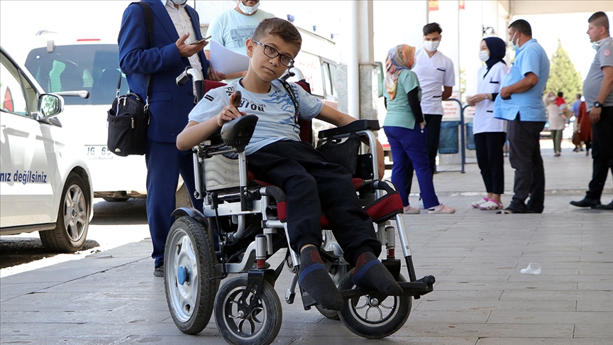 Hikayesini AA'nın duyurduğu engelli Muhammed tedavisi için Samsun'a yola çıktı