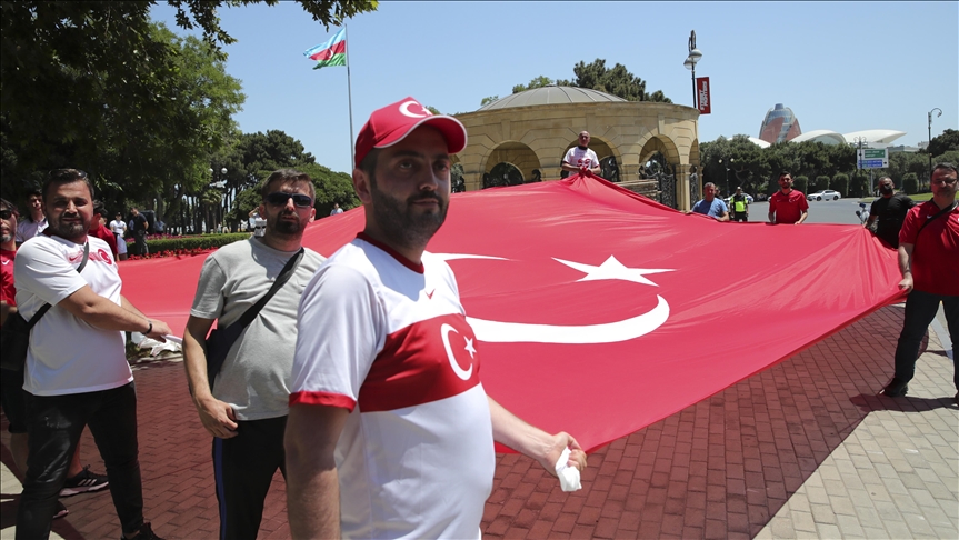 أردوغان يلتقي مشجعي المنتخب التركي في باكو