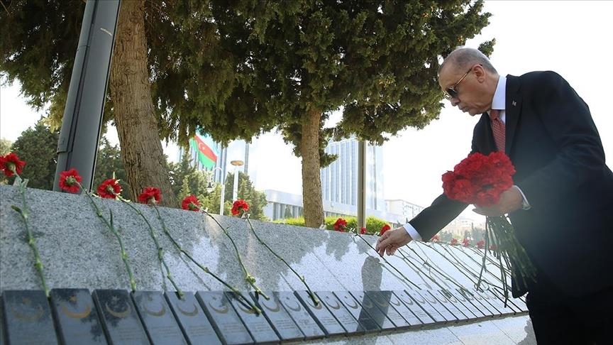 Президент Турции почтил в Баку память павших героев 