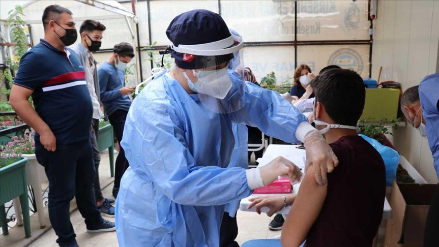 Kırşehir'de berber ve kuaförlere mobil ekip tarafından Kovid-19 aşısı yapıldı