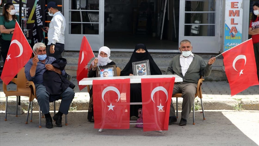 Muş'ta çocukları dağa kaçırılan aileler HDP binası önünde oturma eylemi yaptı