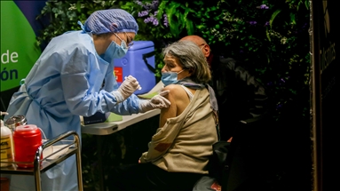 Colombia empieza a vacunar contra el coronavirus a los mayores de 45 años sin agendamiento
