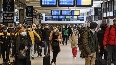 Fransa'da maske zorunluluğu ve gece saatlerindeki sokağa çıkma yasağı kaldırılıyor
