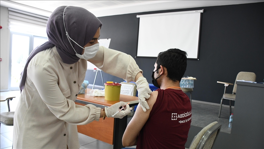 Adana'da organize sanayi bölgesinde çalışanlara Kovid-19 aşıları yapılıyor