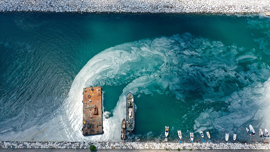 Bakan Kurum: Marmara Denizi'nden 9 günde 3 bin 539 metreküp müsilaj temizlendi